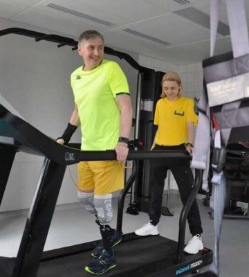 На другий день вже стояв на ногах: історія захисника з Дніпра, якому вперше в Україні вживили протез у кістку