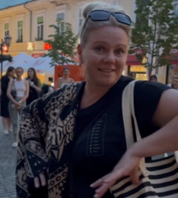 &quot;Понаєхалі тут&quot;: в Одесі жінка накинулася на вуличних музикантів через українську мову. Відео