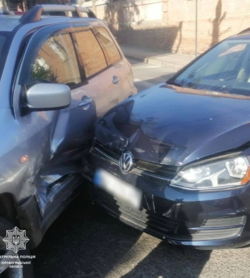 У центрі Кропивницького зіштовхнулися автівки (ФОТОФАКТ)