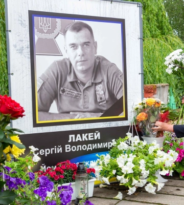 На Хмельниччині відкрили меморіальну дошку захиснику України Сергію Лакею
