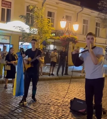 &quot;Понаєхалі тут&quot;: в Одесі жінка накинулася на вуличних музикантів через українську мову. Відео