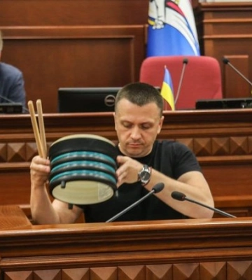 Скандальна закупівля. На засіданні Київради голові Дніпровської РДА вручили барабани «для зняття стресу»