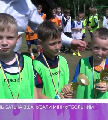 В Ужгороді День батька вшанували мініфутбольним турніром (відео)