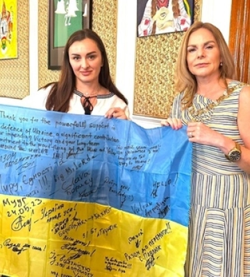 Прапор України з побажаннями від волинських тероборонівців замайорів у Північній Ірландії 