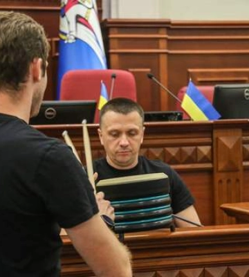 На сесії Київради депутати фракції Кличка вручили голові Дніпровської РДА барабан &quot;від стресу&quot;