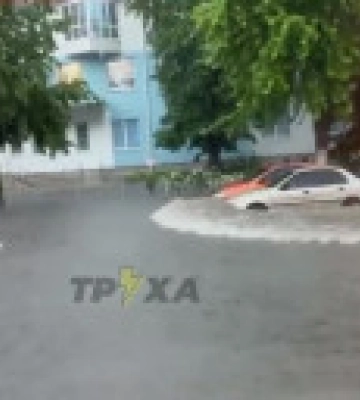 Є підтоплення у кількох районах: у Києві злива залила вулиці, парковки і навіть транспорт