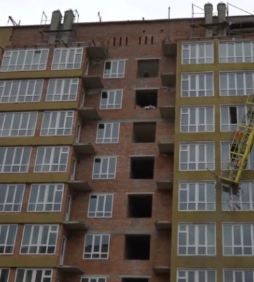 У Хмельницькому на будівництві з монтажного ліфта випав один із будівельників