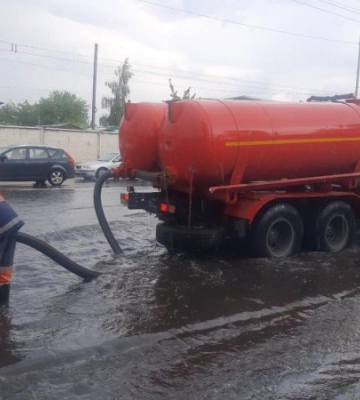 Діставайте човни: на Київ обрушилася потужна злива, фото та відео