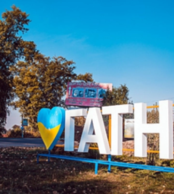 Під Києвом блискавка влучила у житловий будинок: спалахнула пожежа, відео