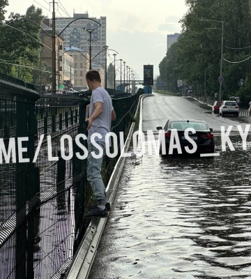 Доставайте лодки: на Киев обрушился мощный ливень, фото и видео