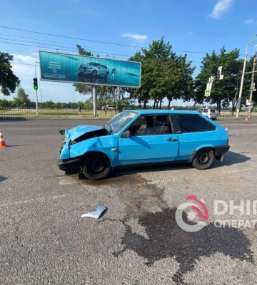 У Дніпрі на перехресті автомобіль ВАЗ-2108 влетів у Chery QQ (ВІДЕО)