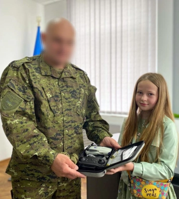 Плела браслети, щоб допомогти ЗСУ: 9-річна рівнянка передала дрон спецпризначенцям (ФОТО)