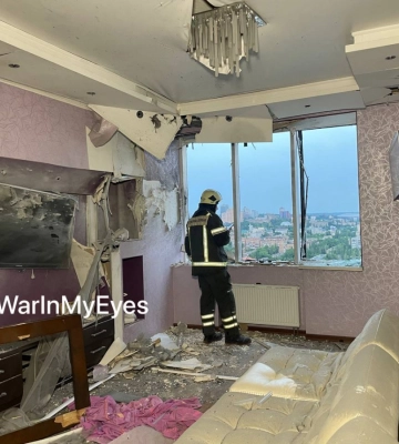 Беспилотник влетел в квартиру в центре Донецка. Начался пожар
