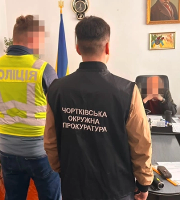 На Тернопільщині поліція затримала директора коледжу під час одержання 32 500 грн хабаря (ФОТО)
