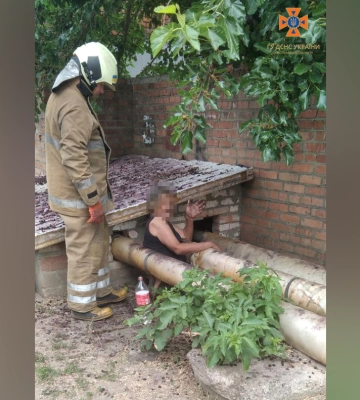 У Полтаві надзвичайники врятували чоловіка, який застряг між трубами тепломережі