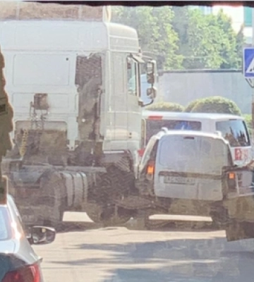 У Луцьку на Львівській – величезний затор: не розминулися DAF і легковик 