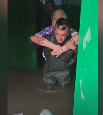 Черкаські інспектори рибоохоронного патруля врятували незрячу жінку в Херсоні (ВІДЕО)