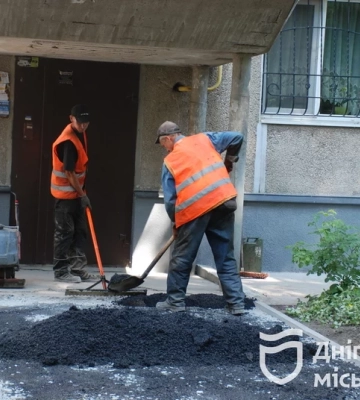 Як у дворах дніпрян комунальники ремонтують дороги