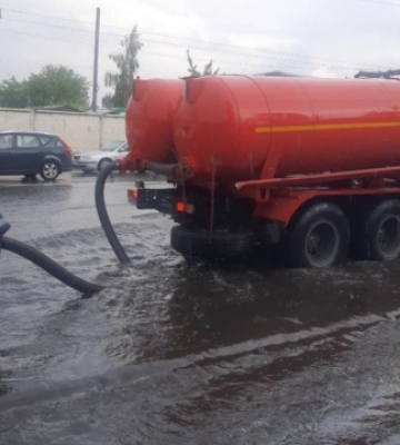 Київ накрила потужна злива: вулиці «пливуть», затоплено підземний паркінг, фото і відео