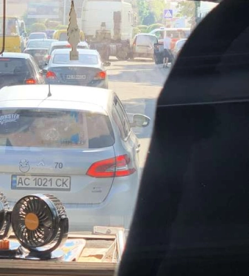 У Луцьку зітнулися вантажівка і легковик: утворився величезний затор