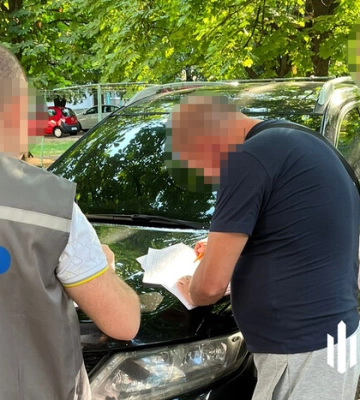 Прикривав незаконну діяльність горілчаного заводу. Експодатківець з Полтави отримав підозру 