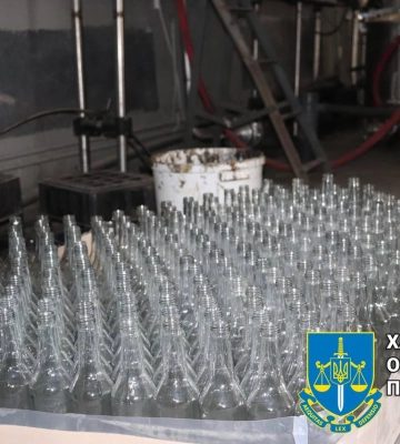 Податківець «кришував» продаж контрафактного алкоголю – прокуратура Харківщини