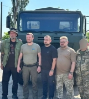 Херсонська бригада ТРО отримала вантажівки від благодійників