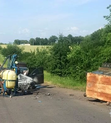 Один повертав, інший обганяв: поліцейські Черкащини розслідують ДТП між трактором і легковиком