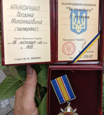 Повернувся з-за кордону, що боронити Батьківщину: на Волині дружині полеглого Героя вручили державну нагороду