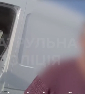 Вліпив під лобове скло: на Волині зловили водія з чужим номерним знаком (відео)