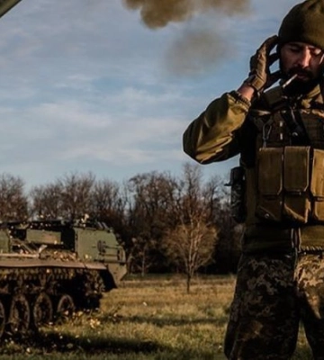 Особливі кадри з передової. В Києві пройде фотовиставка Квіти війни — прибуток піде на допомогу парамедикам