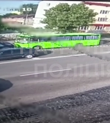 У Луцьку водій автобуса на світлофорі «стукнув» два легковика. Відео