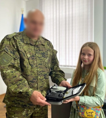 Без втоми працювала, щоб допомогти ЗСУ: 9-річна Аня з Рівного передала дрон спецпризначенцям