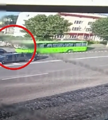 У Луцьку автобус пошкодив дві автівки перед світлофором (відео)