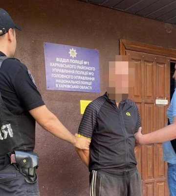 Квартирний злодій у Харкові потрапив на камеру, коли ніс вкрадений телевізор