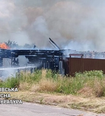 Росіяни вдарили по фермерському господарству на Харківщині. Знищено техніку