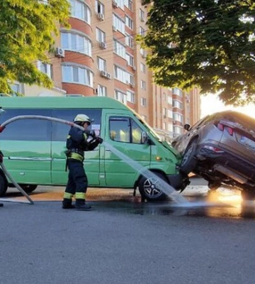 У Дніпрі зіштовхнулися Hyundai та маршрутка  з пасажирами: є постраждалі