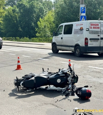 У Луцьку зіткнулися мікроавтобус та мотоцикл, утворився затор