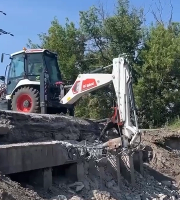 На Балаклійщині продовжують будувати міст, розбитий окупантами (відео)