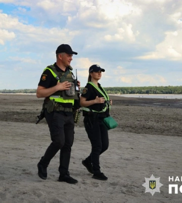 Поліцейські Запоріжжя патрулюють берегову лінію Дніпра для запобігання незаконним археологічним розкопкам