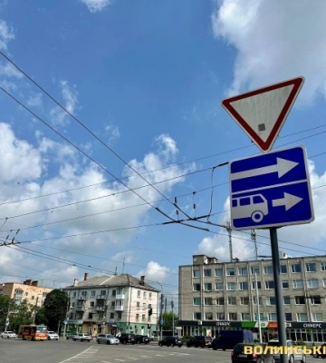 Заборонили стоянку: у Луцьку біля ринку виокремили смугу для громадського транспорту