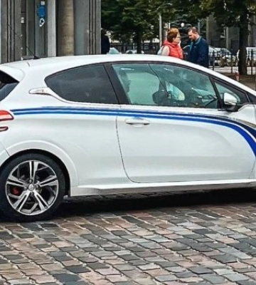 Дорогами України колесить рідкісний автомобіль популярної марки 