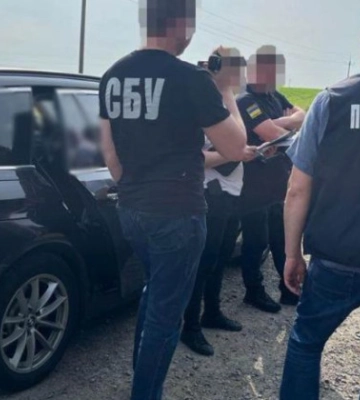 Брал взятки за растаможку авто: во Львовской области разоблачили чиновника таможни