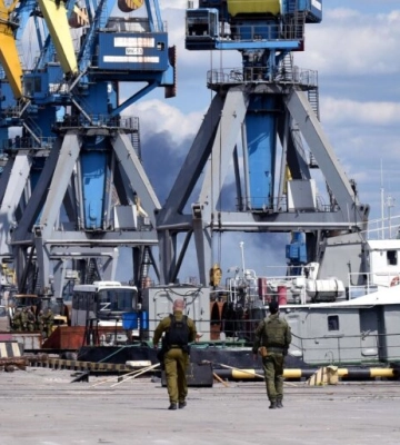 Російські окупаційні війська перетворюють порт Маріуполя на військово-морську базу