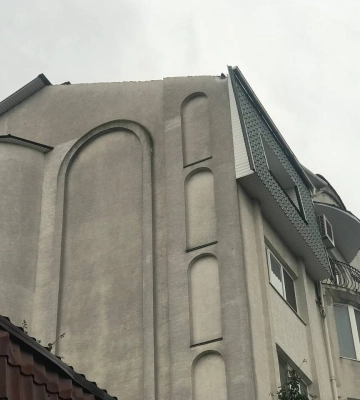 У центрі Луцька під час грози зірвало дах з багатоповерхівки