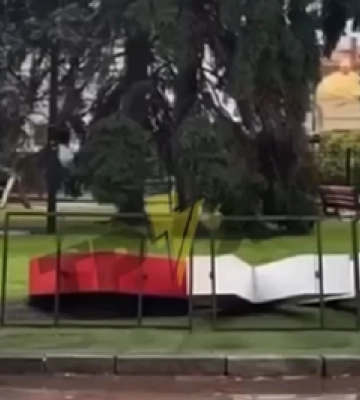 Буревій повалив напис «Я ❤️ Луцьк» в центрі міста (відео)