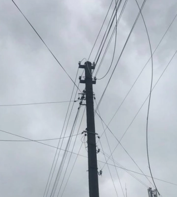 У центрі Луцька під час грози зірвало дах з багатоповерхівки