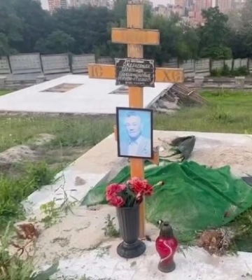 Закинута та заростає бур&#039;янами та сміттям: ексмер Олександр Омельченко після смерті виявився нікому не потрібним