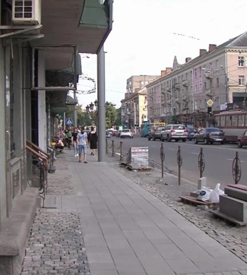 Рокіровка бруківки у центрі міста: що кажуть рівняни і влада (ВІДЕО)
