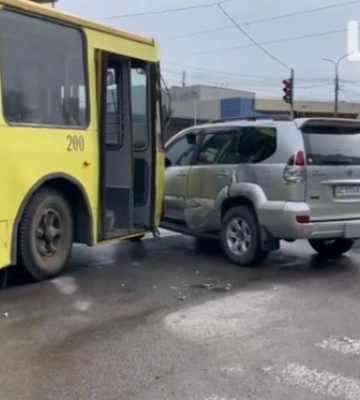 ДТП у Луцьку: біля ПортCity тролейбус протаранив «тойоту»